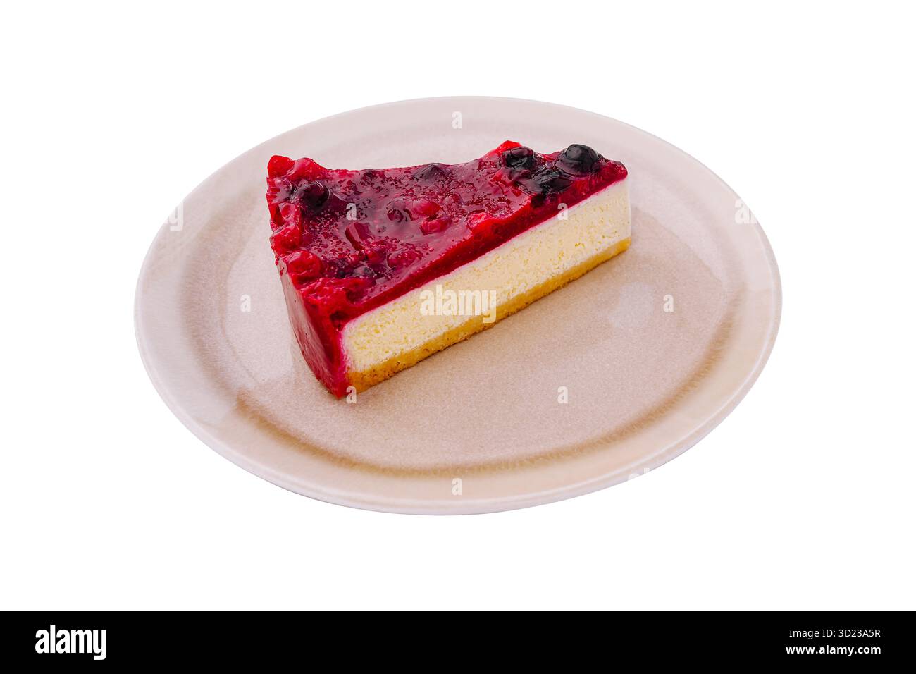 Deliziosa fetta di cheesecake con coloratissima farcitura di frutti di bosco su un piatto Foto Stock