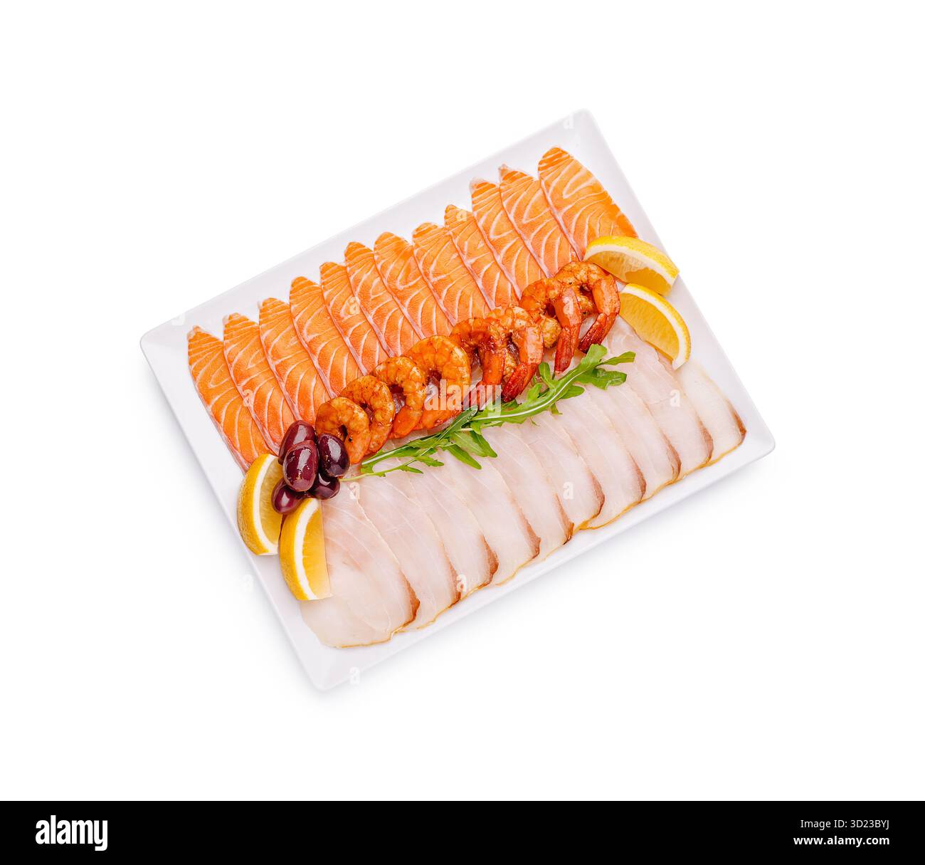 Un piatto di pesce splendidamente organizzato con filetti di salmone e pesce bianco affettati finemente, accompagnati da gamberi grigliati, oli Foto Stock
