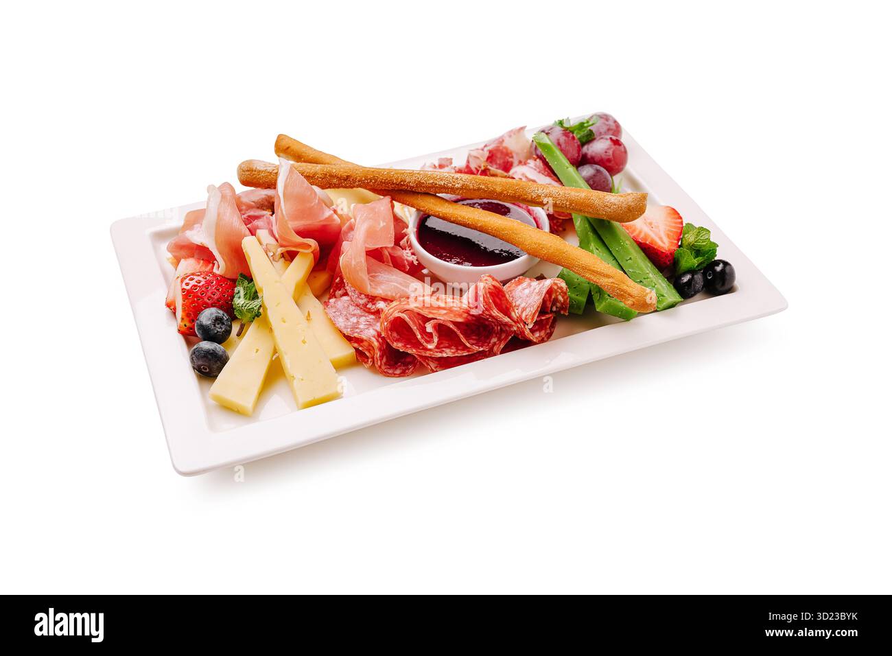 Squisito piatto gourmet con affettati assortiti, formaggi e frutta Foto Stock