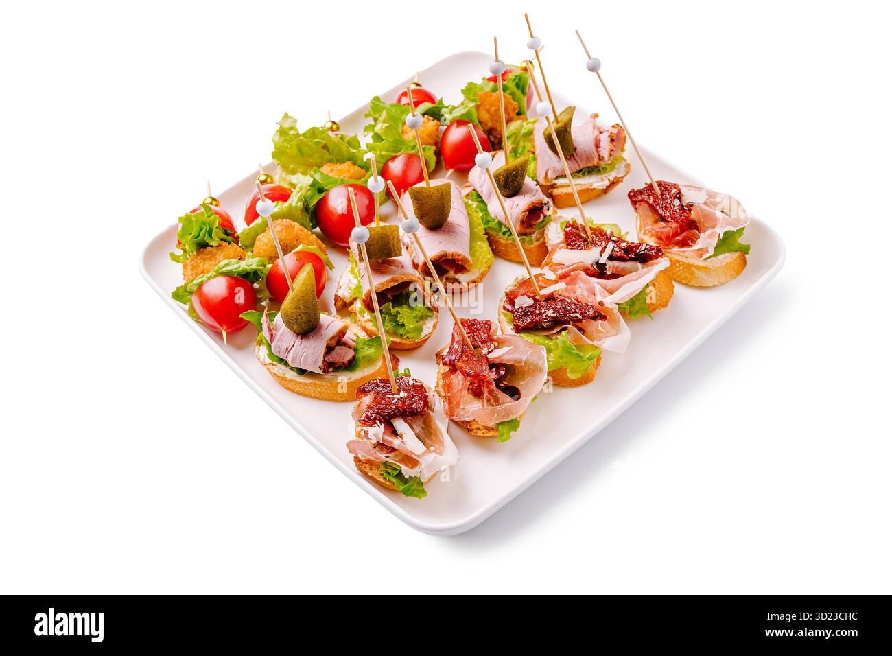 Delizioso assortimento di antipasti con vari condimenti e decorazioni Foto Stock