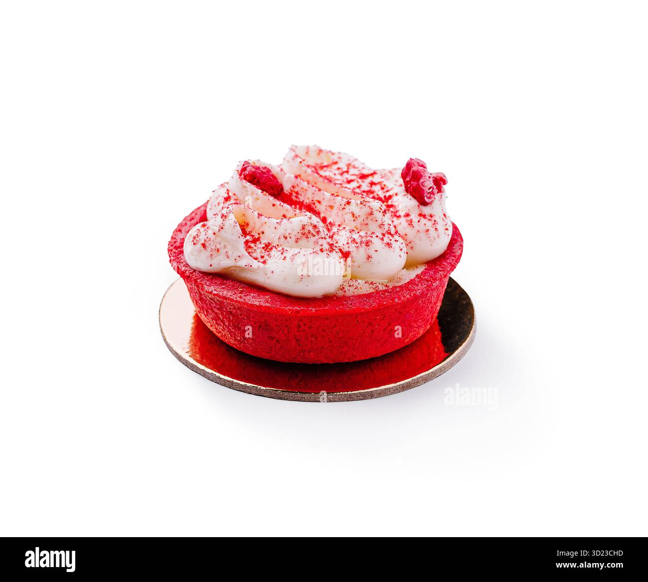 Delizioso dessert in velluto rosso condito con panna e lamponi su un piatto Foto Stock