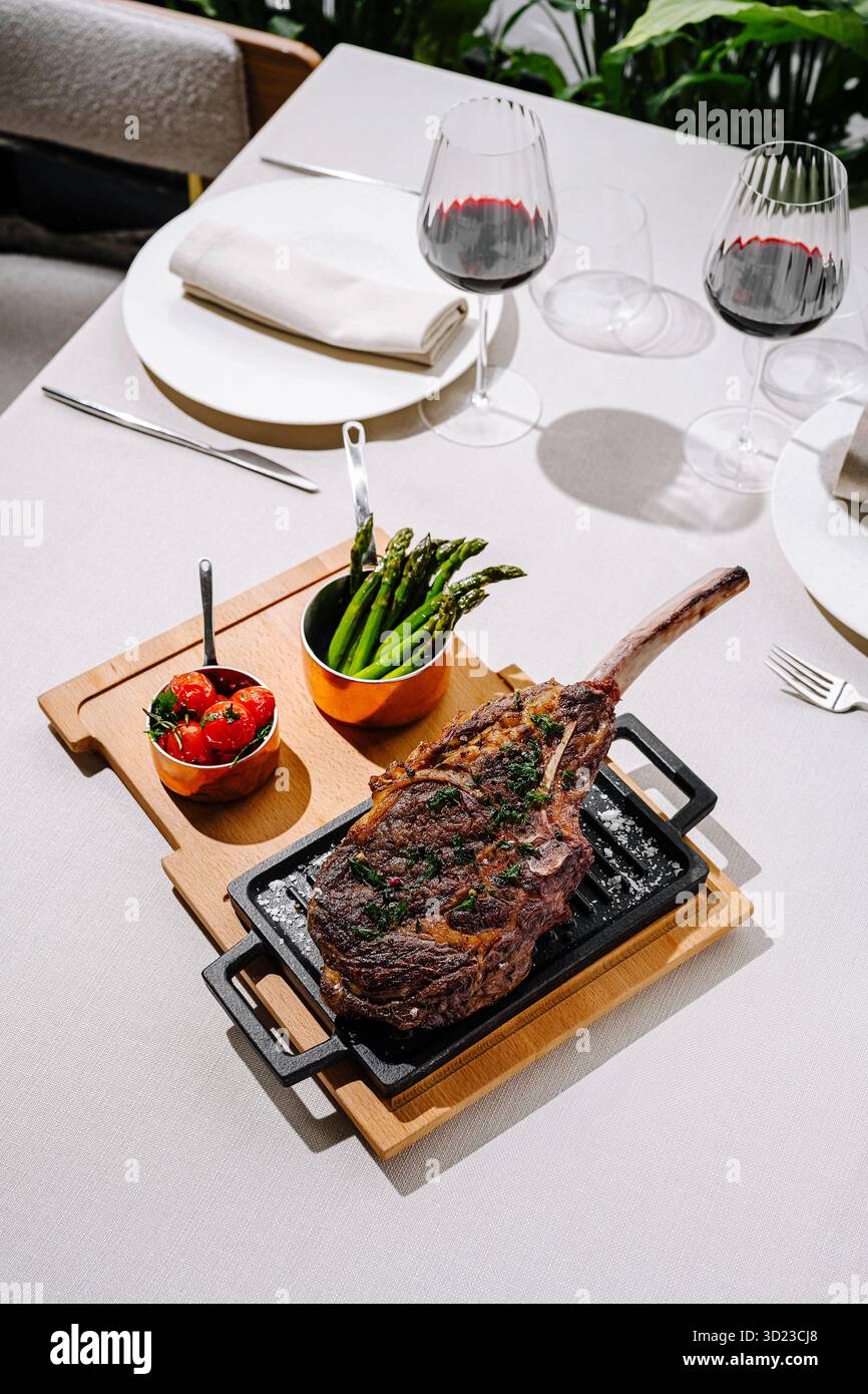 Deliziosa bistecca alla griglia servita su un piatto frizzante con verdure Foto Stock