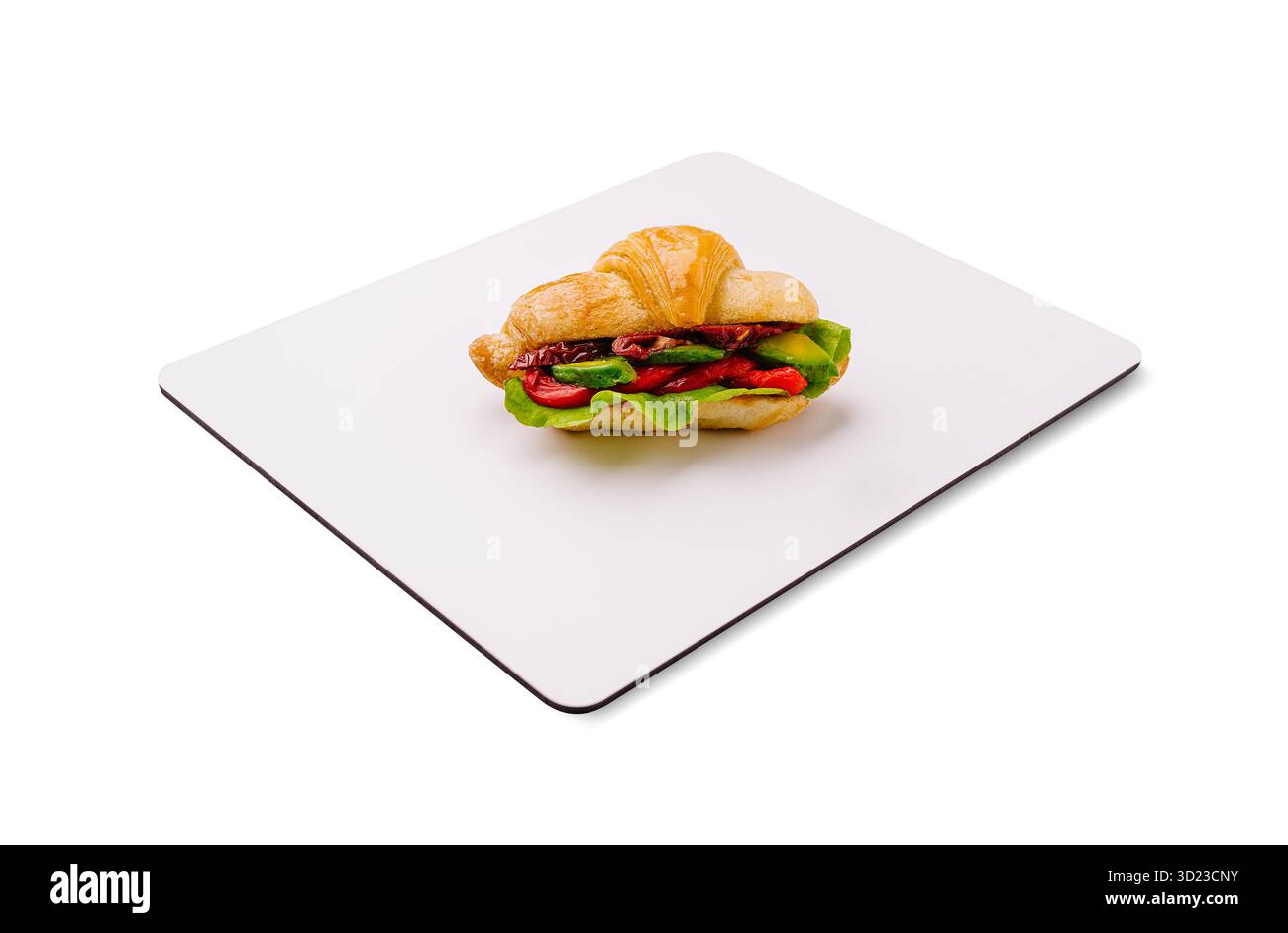 Panino con croissant con verdure fresche e peperoni rossi su sfondo bianco Foto Stock