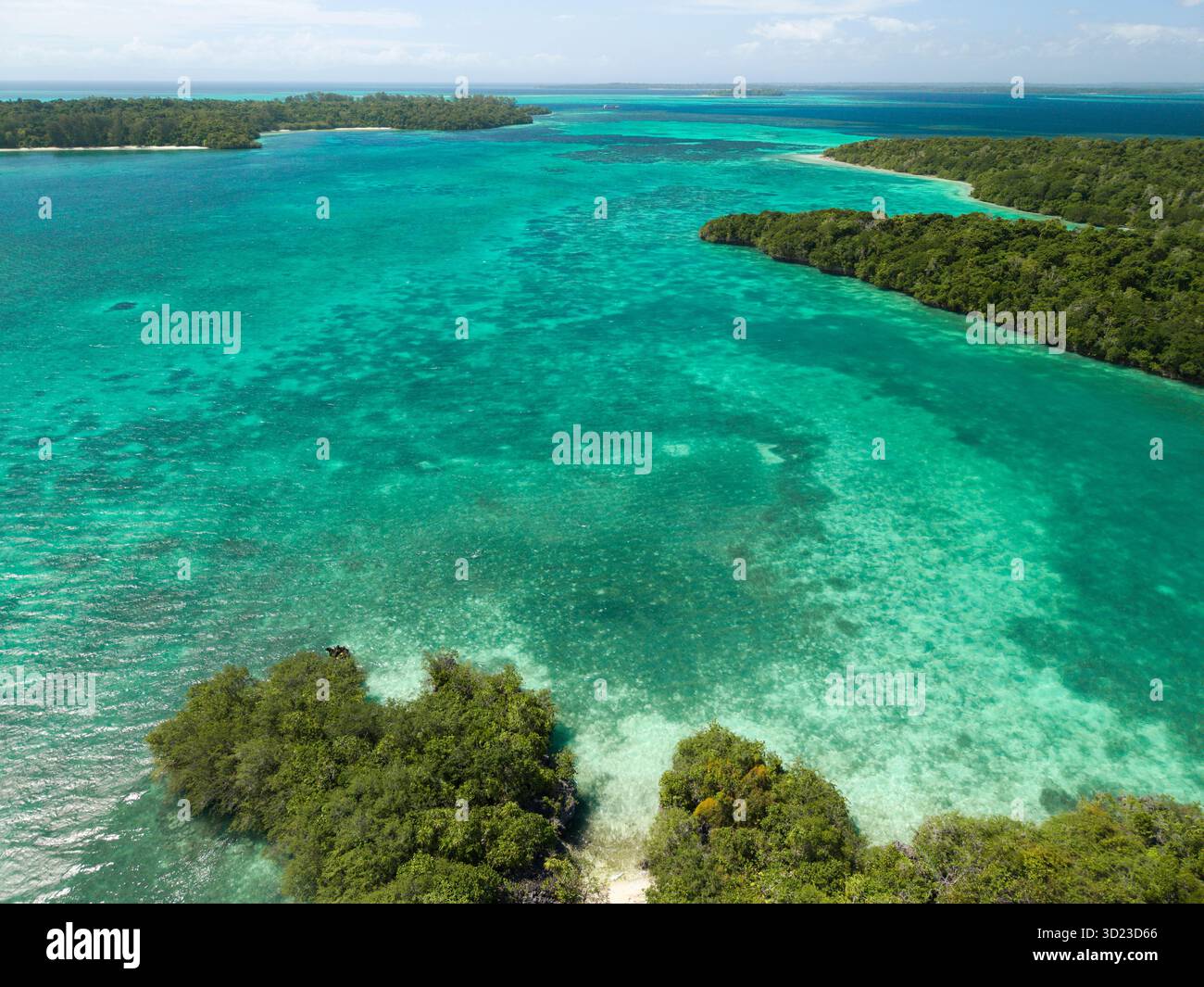Vista aerea di un mare turchese vibrante con lussureggianti isole verdi e cieli azzurri. Pulau Bair o Bair Island a Kei Kecil, Reggenza sud-orientale di Maluku, Indonesia Foto Stock