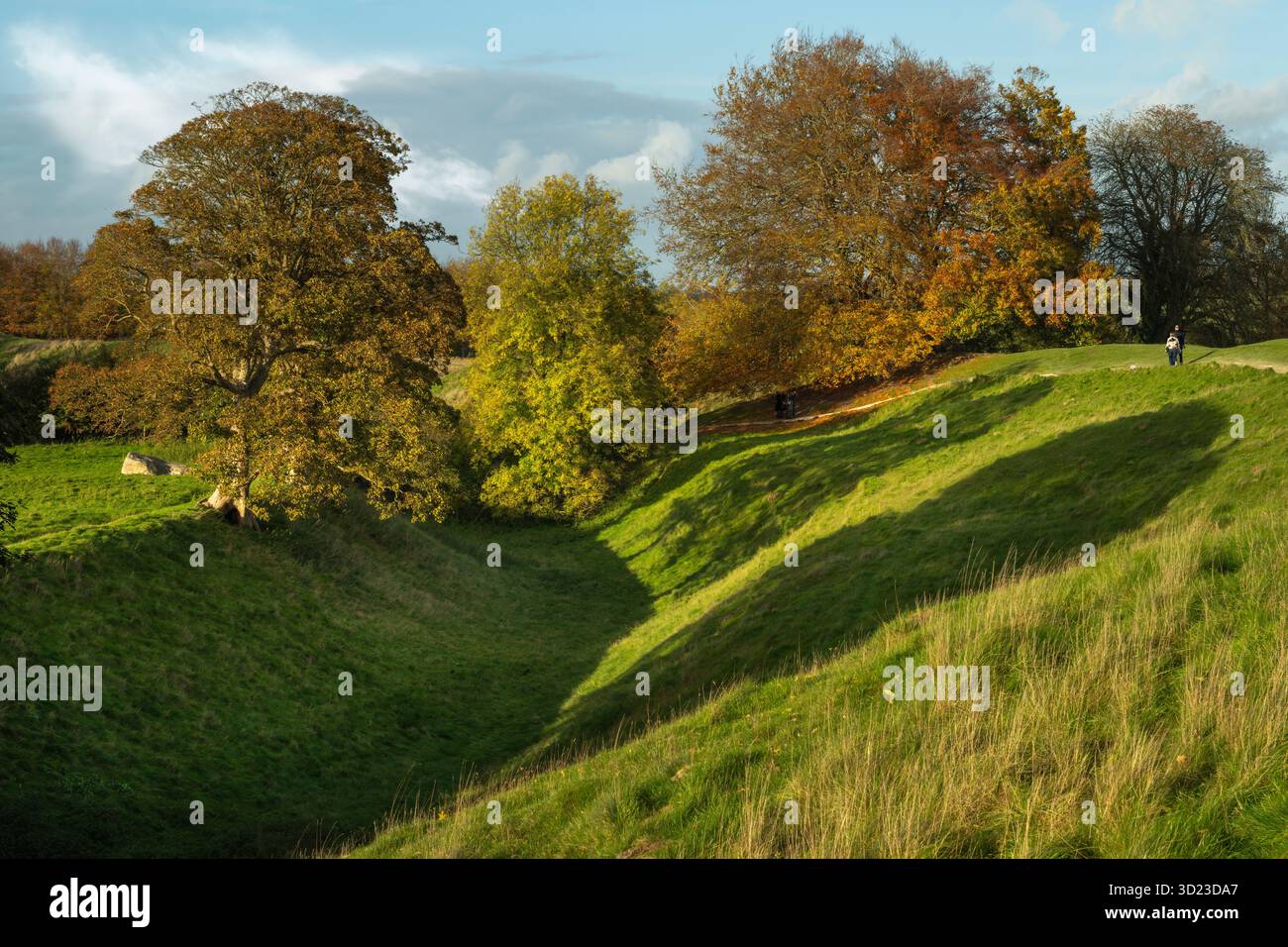 Avebury, Wiltshire - la famosa passeggiata lungo la sponda superiore e il fosso della cerchia meridionale esterna ad Avebury nel Wiltshire. Foto Stock