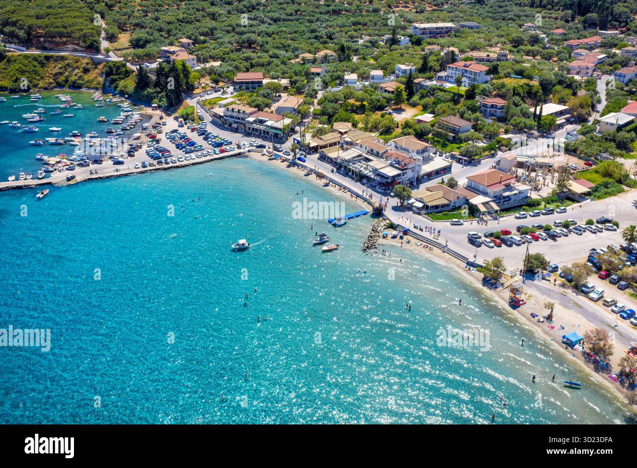 Vista aerea sulla spiaggia e sul porticciolo dell'idilliaco villaggio di Limni Keri, baia di Laganas, Zante, Grecia Foto Stock