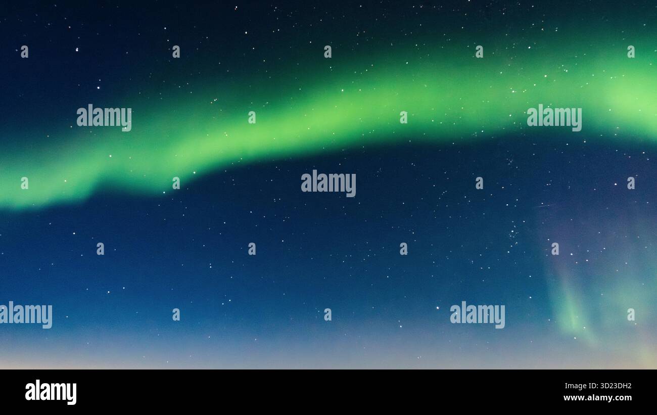 Un vivace arco verde dell'aurora boreale si erge su un cielo stellato notturno. Baia di Hudson, Churchill, Manitoba, Canada Foto Stock