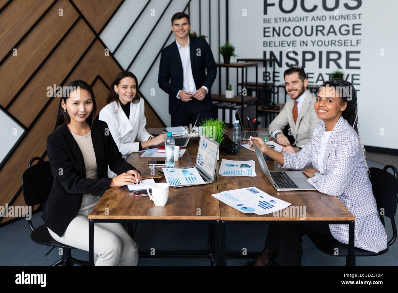 I giovani colleghi parlano durante la startup - persone felici che progettano un nuovo progetto in un ambiente di lavoro creativo Foto Stock