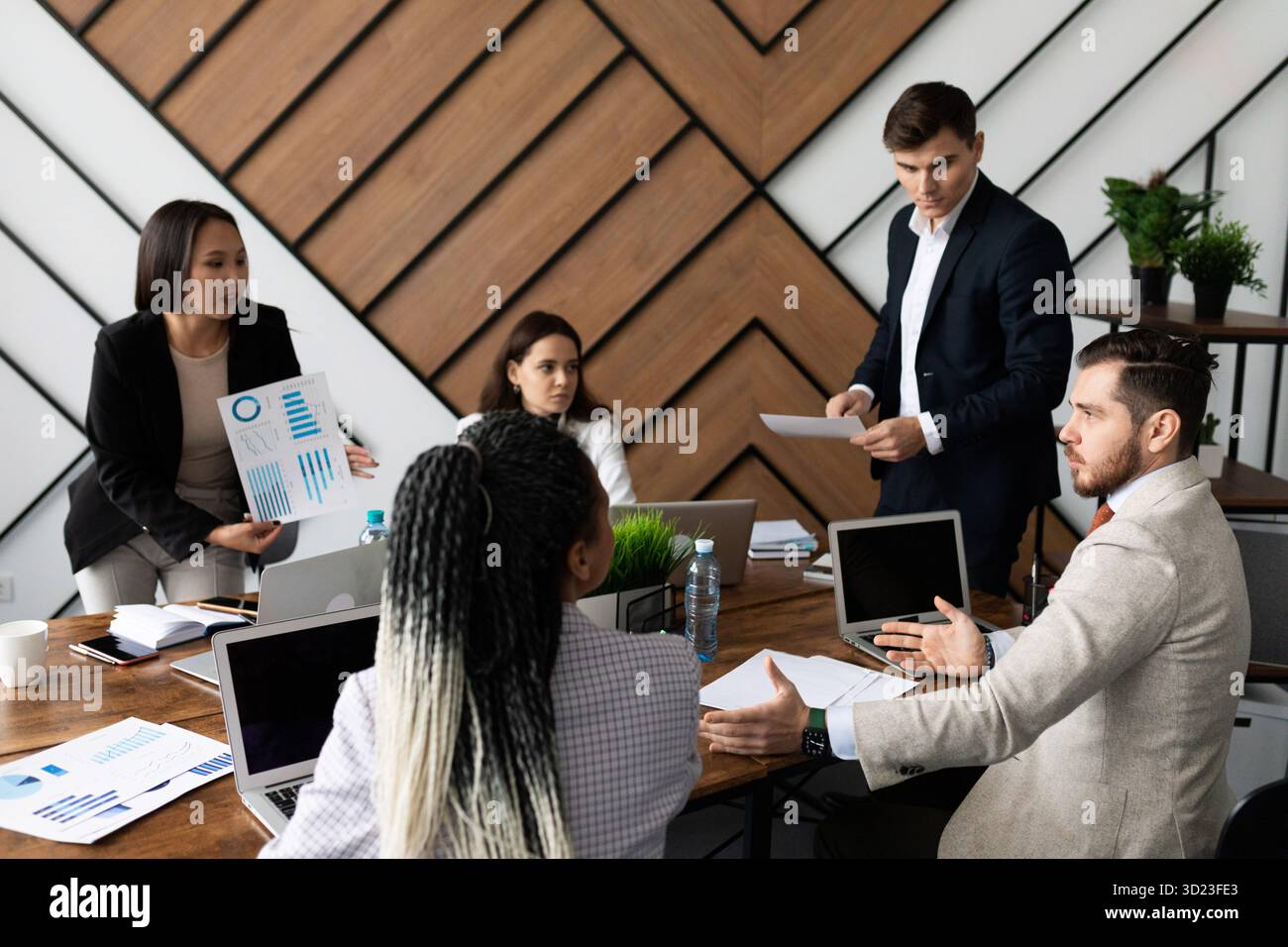 Riunione di lavoro di uomini d'affari su un grande desktop con notebook Foto Stock