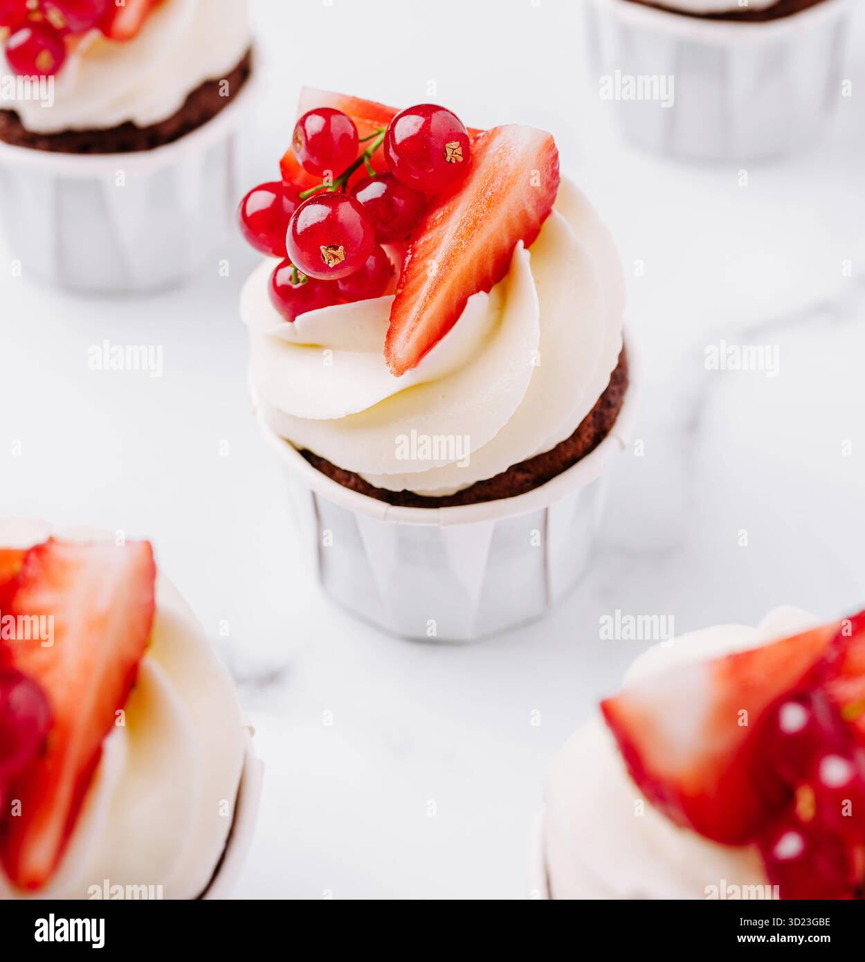 Deliziosi cupcake con fragole fresche e ribes per dessert Foto Stock