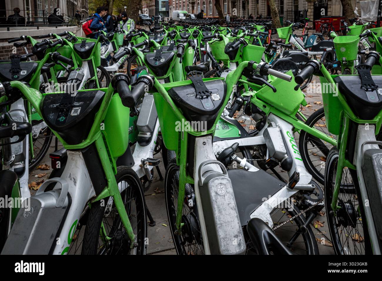 Pavimentazione e-Bike che blocca Londra - Lime Hire Blocca i marciapiedi nel centro di Bloomsbury Londra. Noleggio di biciclette elettriche che ostruiscono marciapiedi o strade. Foto Stock