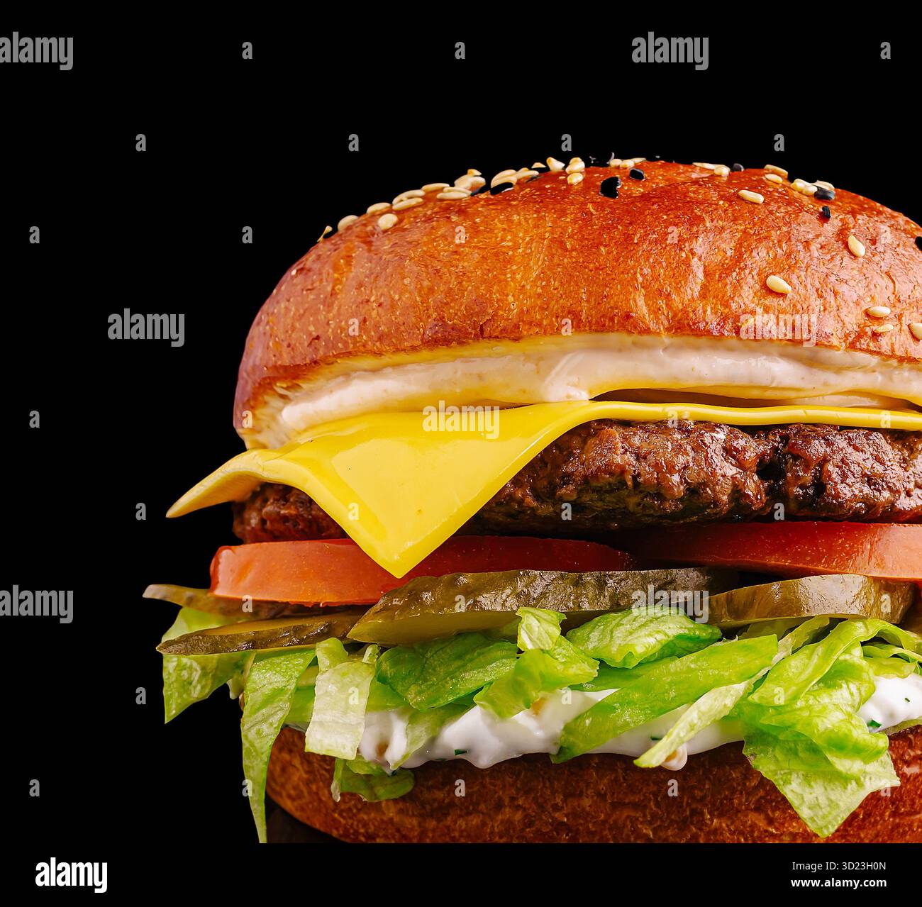 Delizioso hamburger con ingredienti freschi e formaggio fuso Foto Stock