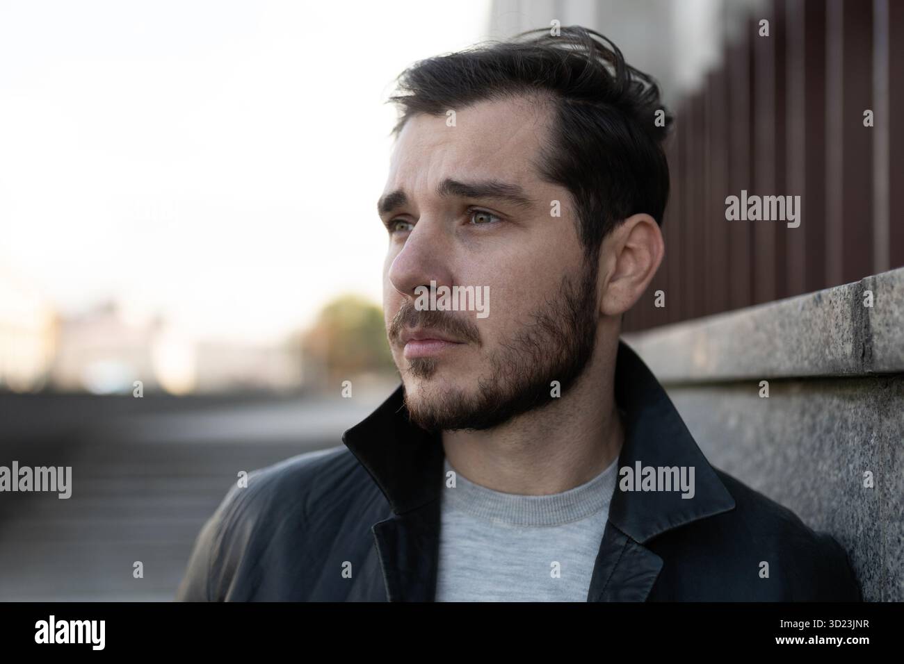 L'uomo depresso guarda lontano con disperazione, concetto di cattivo stato mentale pensieri di suicidio Foto Stock