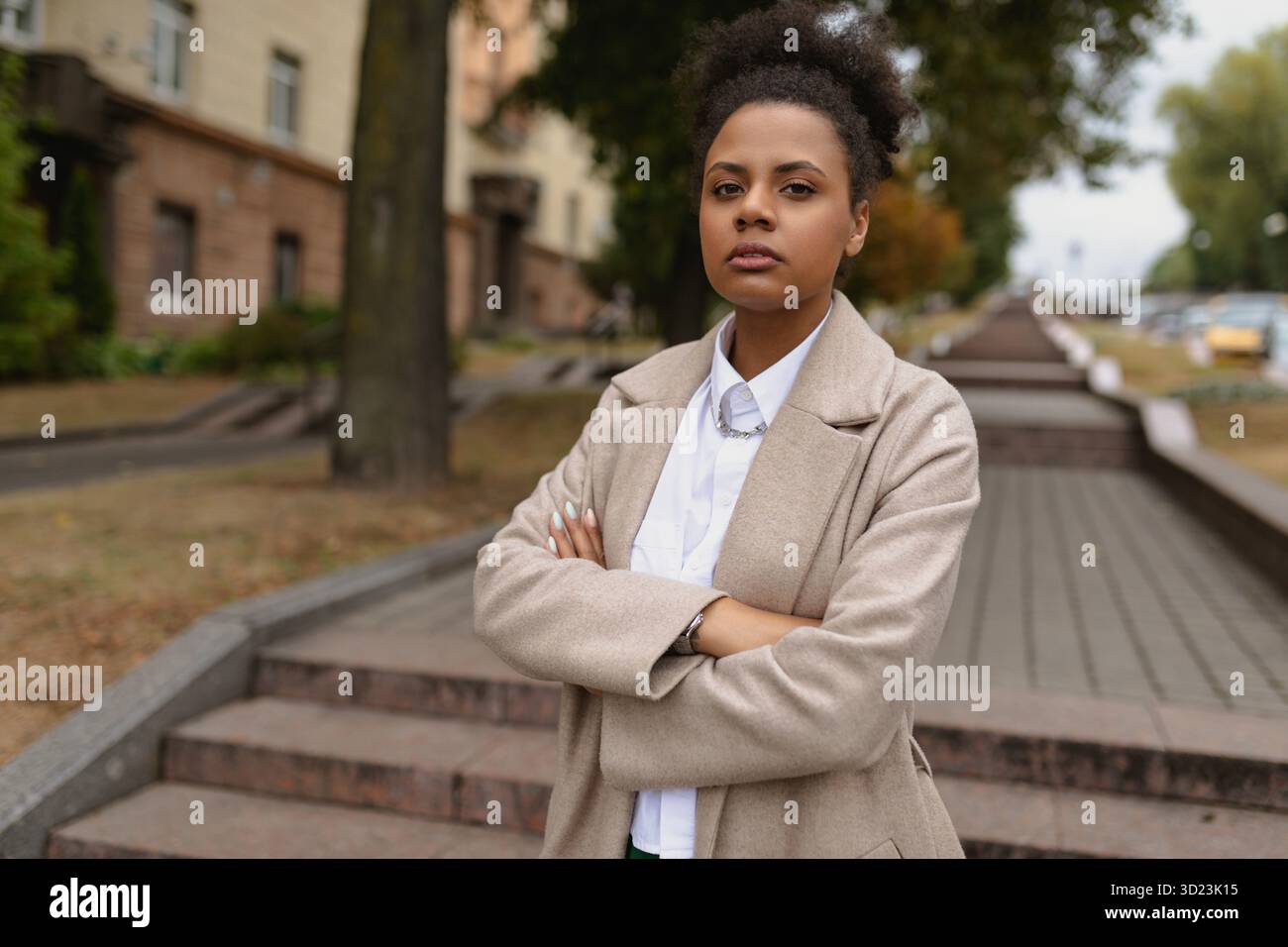 Ritratto di una seria donna afroamericana fuori Foto Stock
