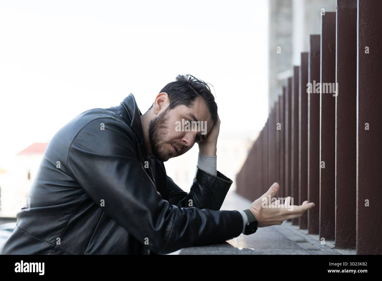 Giovane che prova sentimenti di depressione Foto Stock