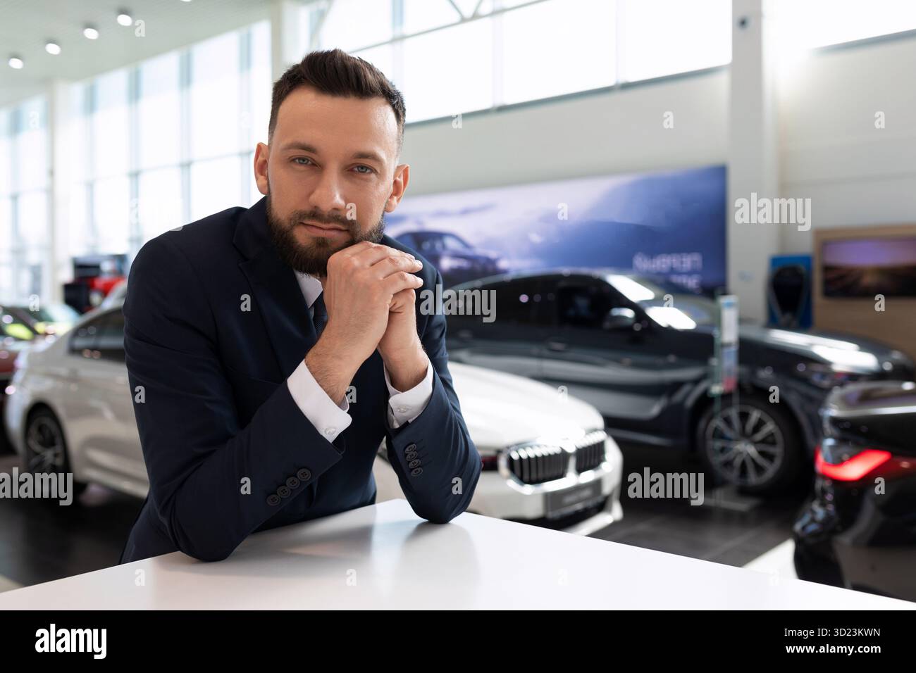 Capo dell'azienda presentabile uomo con un costume da lavoro Foto Stock