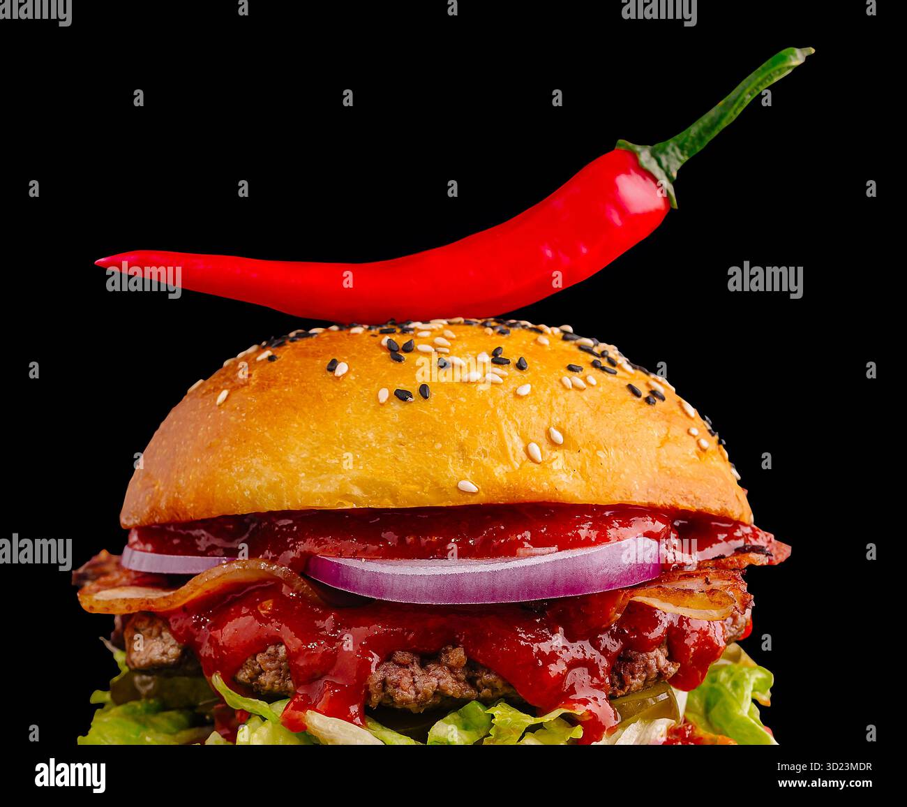 Hamburger succoso con ingredienti freschi e peperoncino piccante Foto Stock