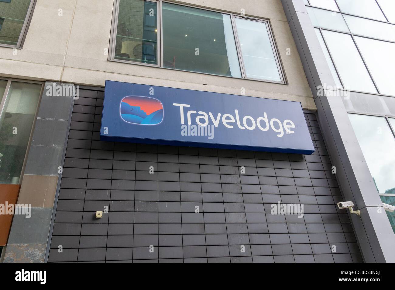 Segui le indicazioni per Travelodge, la catena di hotel economici, At The Hub, Milton Keynes, Regno Unito Foto Stock