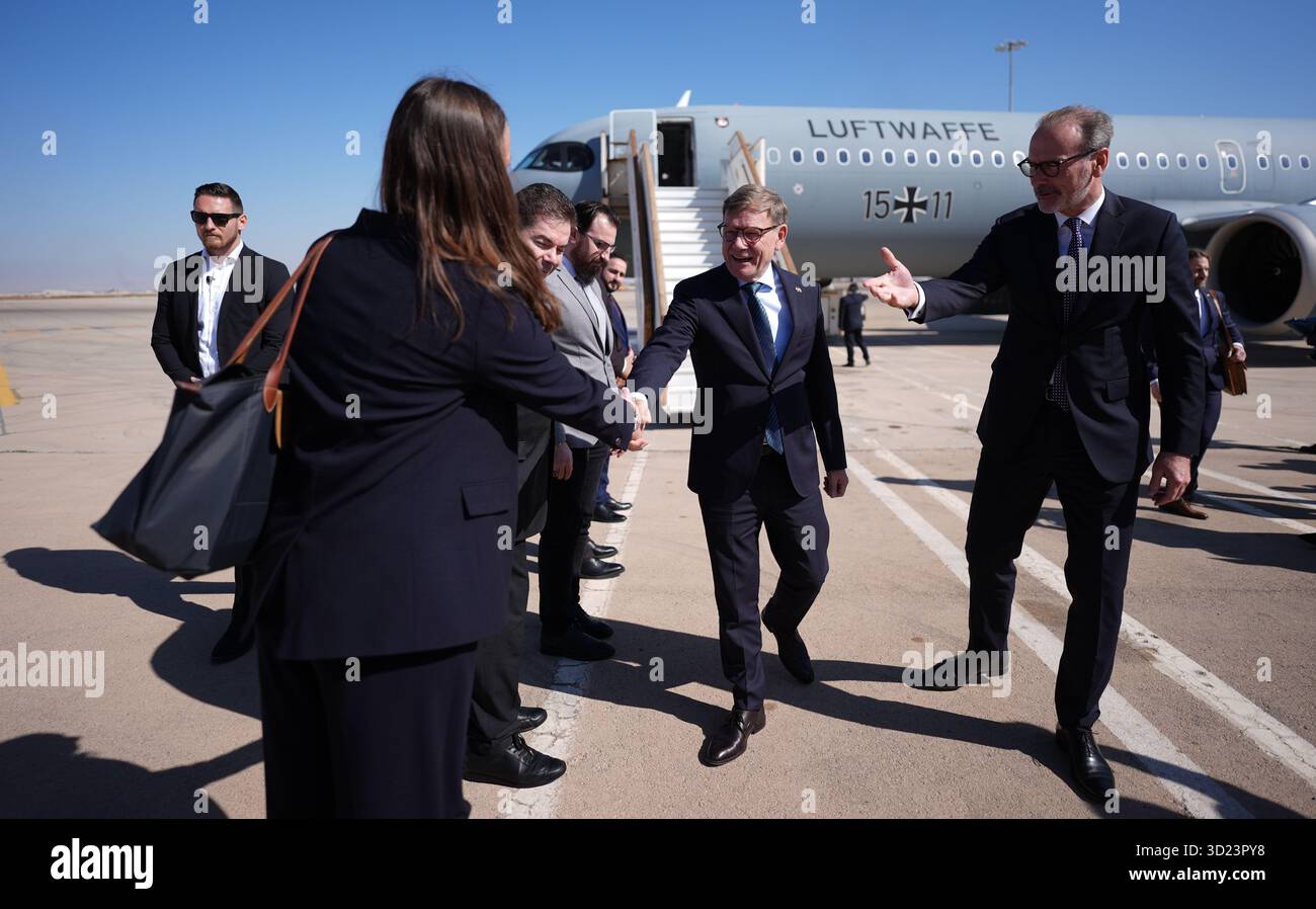 Damaskus, Siria. 30 ottobre 2025. Il ministro degli Esteri Johann Wadephul è accolto all'aeroporto. Sono in programma colloqui con il presidente ad interim al-Sharaa nella capitale Damasco. Crediti: Marcus Brandt/dpa/Alamy Live News Foto Stock
