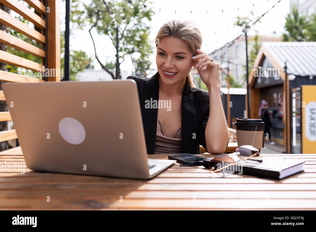 Giovane donna d'affari che lavora su un notebook all'aperto Foto Stock