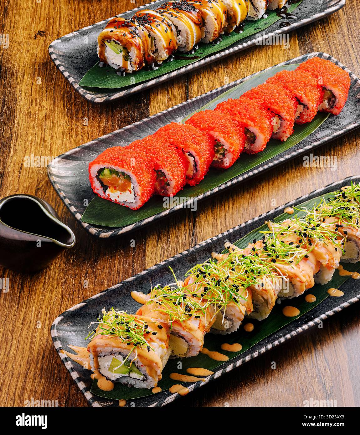 Sushi preparato ad arte su un tavolo di legno in un ristorante giapponese Foto Stock