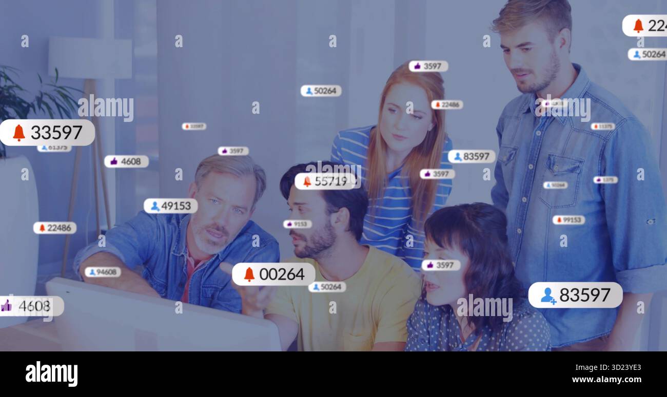 Analisi di cinque colleghi che si concentrano sulle metriche multimediali nei computer dell'ufficio, con badge di notifica Foto Stock