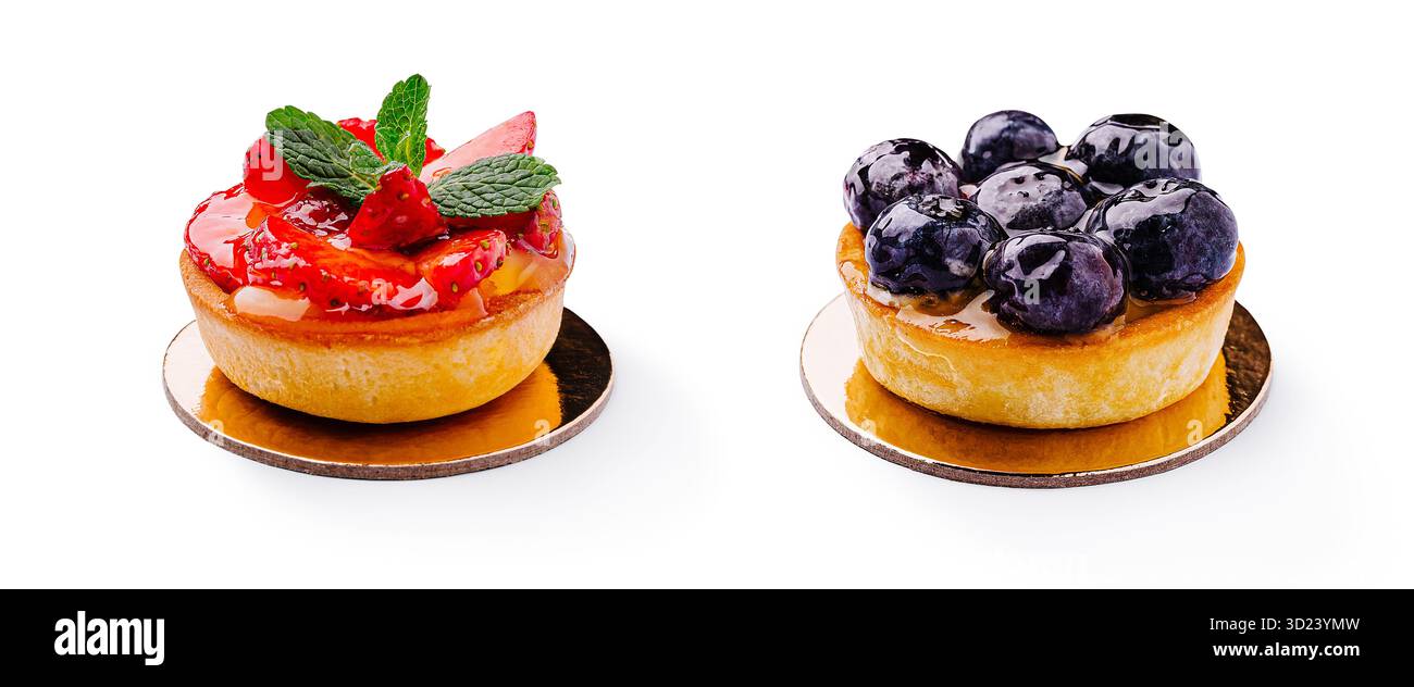 Deliziose crostate di frutta con fragole e mirtilli in mostra Foto Stock