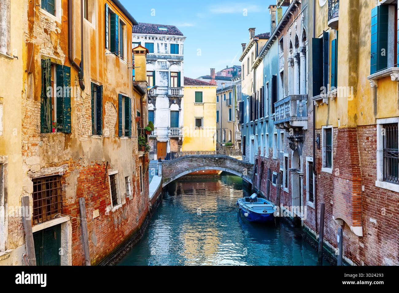 Splendida vista delle facciate colorate di vecchie case, canali e ponti a Venezia, Italia. Canale di Venezia con barca ormeggiata, Italia. Foto Stock