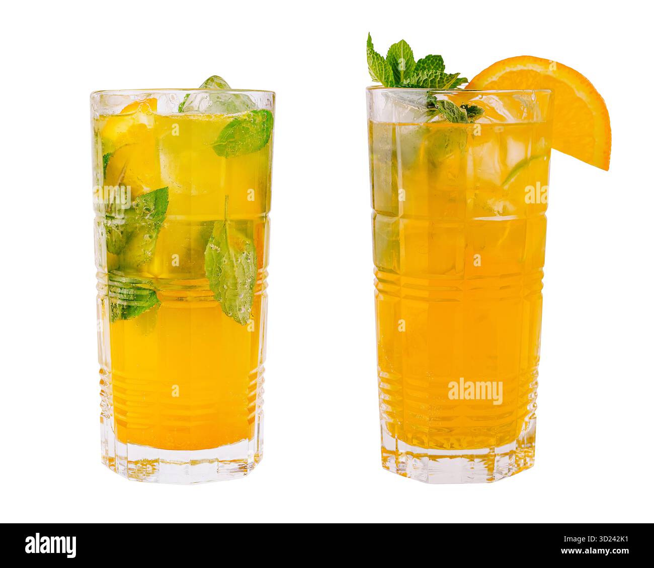 Bevande rinfrescanti agli agrumi con menta servite in bicchieri alti Foto Stock