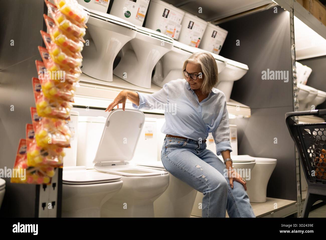 Acquisto di articoli essenziali per il miglioramento della casa in un grande negozio di ferramenta nella sezione bagno Foto Stock