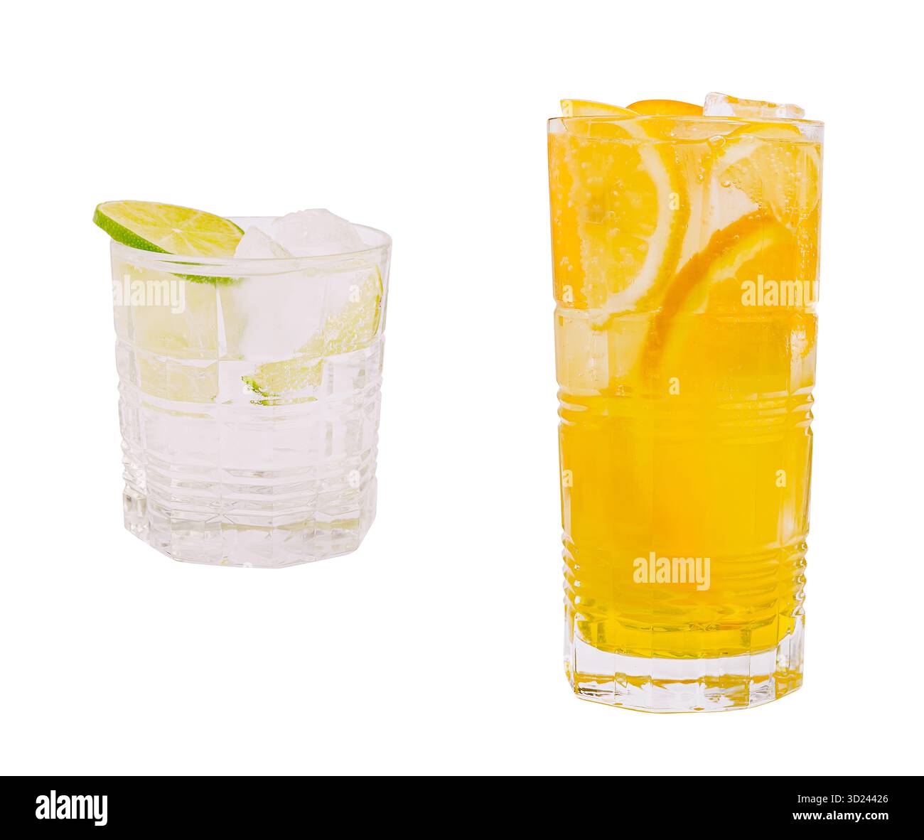 Rinfrescanti bevande estive servite in bicchieri trasparenti con agrumi Foto Stock