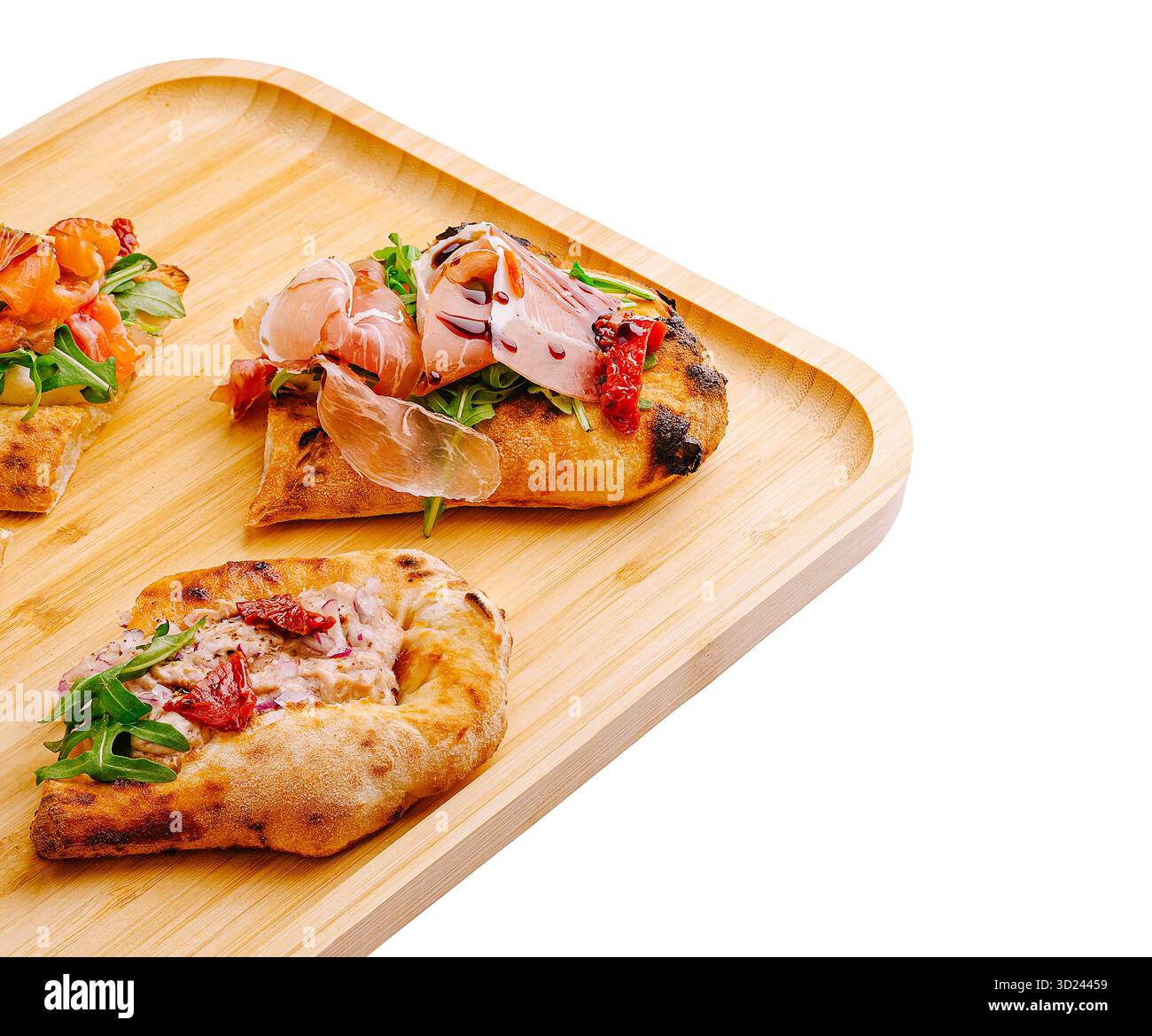 Deliziosi panini aperti preparati con ingredienti freschi su un vassoio di legno Foto Stock