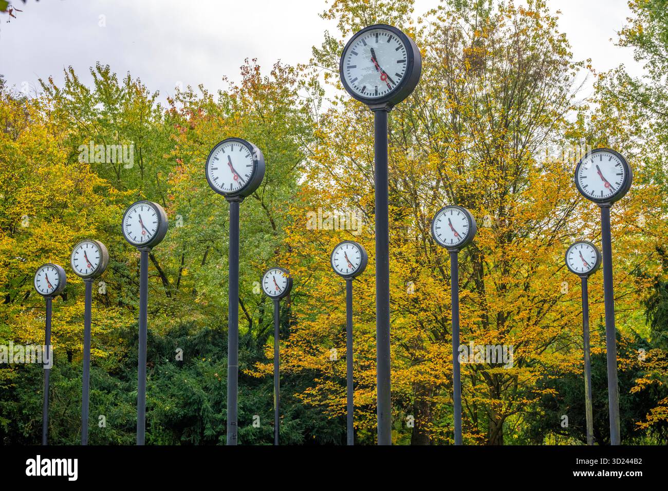 L'installazione artistica Zeitfeld (Time Field) nel Volksgarten Park a Düsseldorf-Oberbilk, comprendente un totale di 24 orologi da stazione montati su 6 metri di altezza Foto Stock