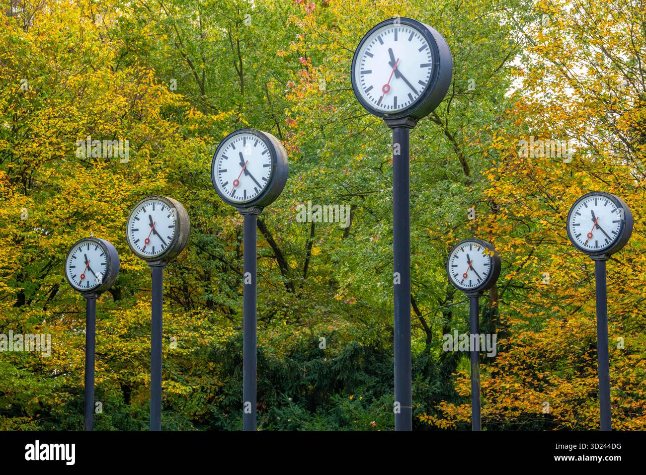 L'installazione artistica Zeitfeld (Time Field) nel Volksgarten Park a Düsseldorf-Oberbilk, comprendente un totale di 24 orologi da stazione montati su 6 metri di altezza Foto Stock