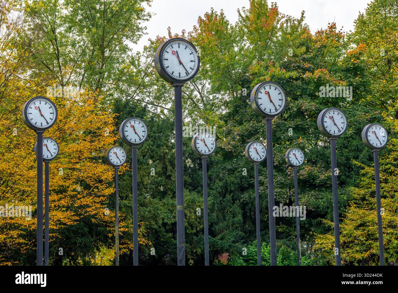 L'installazione artistica Zeitfeld (Time Field) nel Volksgarten Park a Düsseldorf-Oberbilk, comprendente un totale di 24 orologi da stazione montati su 6 metri di altezza Foto Stock