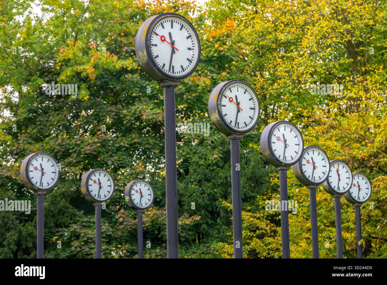 L'installazione artistica Zeitfeld (Time Field) nel Volksgarten Park a Düsseldorf-Oberbilk, comprendente un totale di 24 orologi da stazione montati su 6 metri di altezza Foto Stock