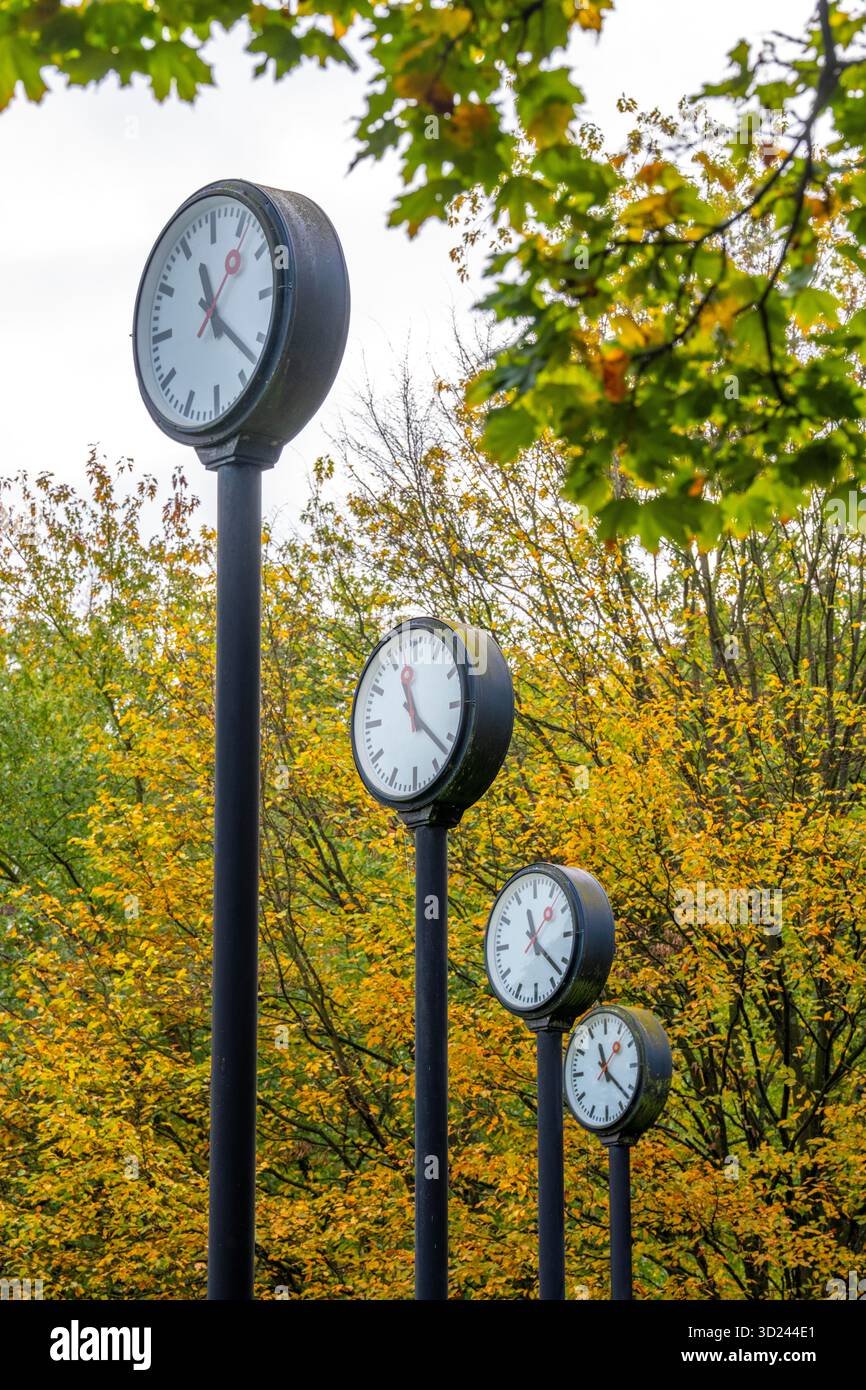 L'installazione artistica Zeitfeld (Time Field) nel Volksgarten Park a Düsseldorf-Oberbilk, comprendente un totale di 24 orologi da stazione montati su 6 metri di altezza Foto Stock