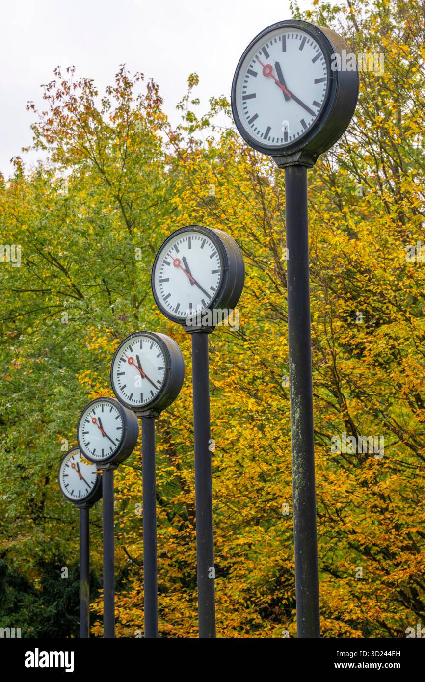 L'installazione artistica Zeitfeld (Time Field) nel Volksgarten Park a Düsseldorf-Oberbilk, comprendente un totale di 24 orologi da stazione montati su 6 metri di altezza Foto Stock