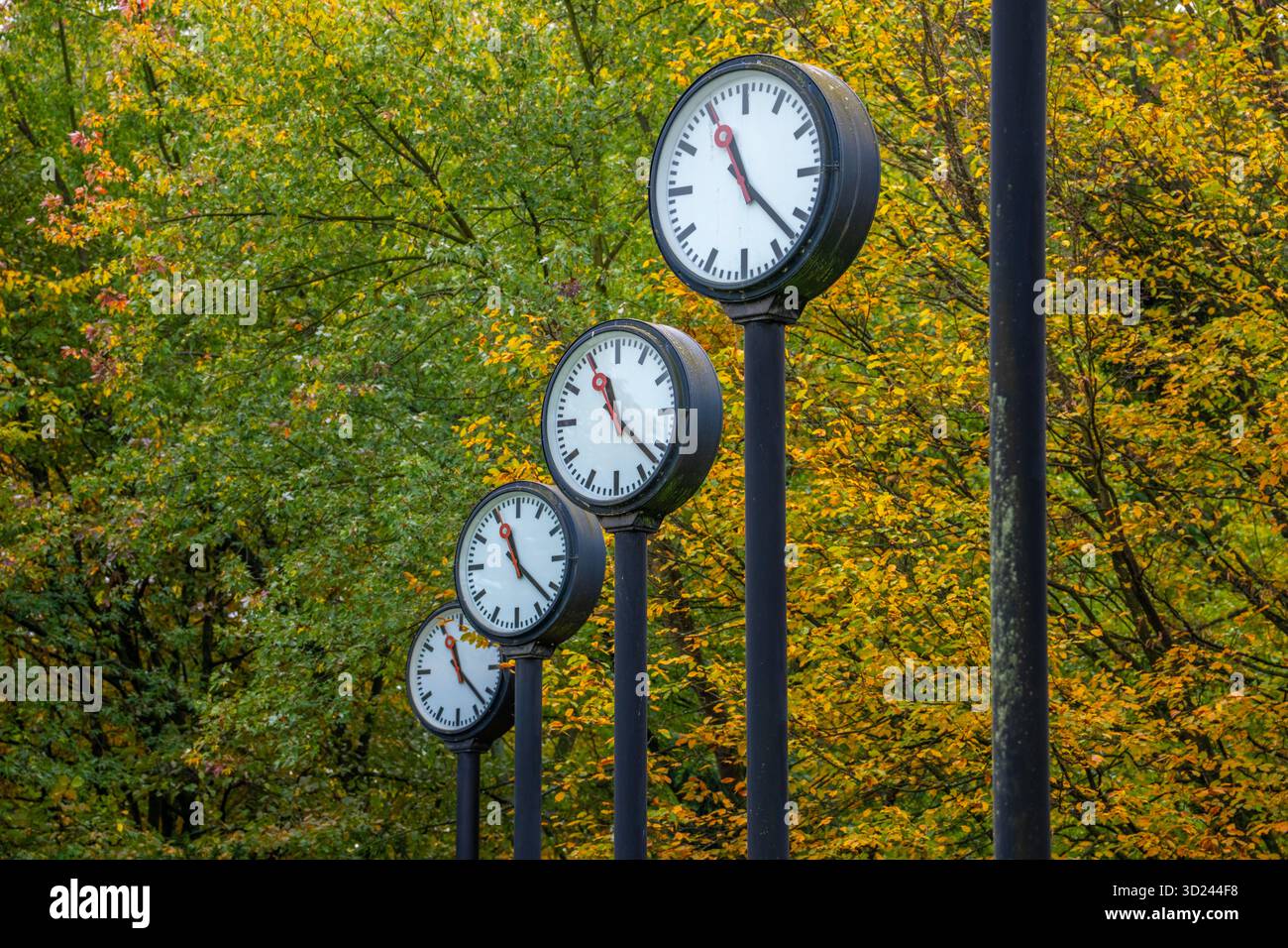 L'installazione artistica Zeitfeld (Time Field) nel Volksgarten Park a Düsseldorf-Oberbilk, comprendente un totale di 24 orologi da stazione montati su 6 metri di altezza Foto Stock