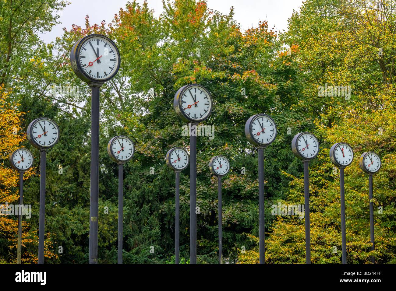 L'installazione artistica Zeitfeld (Time Field) nel Volksgarten Park a Düsseldorf-Oberbilk, comprendente un totale di 24 orologi da stazione montati su 6 metri di altezza Foto Stock