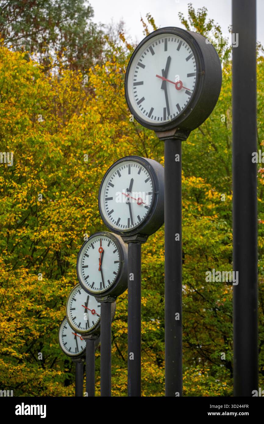 L'installazione artistica Zeitfeld (Time Field) nel Volksgarten Park a Düsseldorf-Oberbilk, comprendente un totale di 24 orologi da stazione montati su 6 metri di altezza Foto Stock