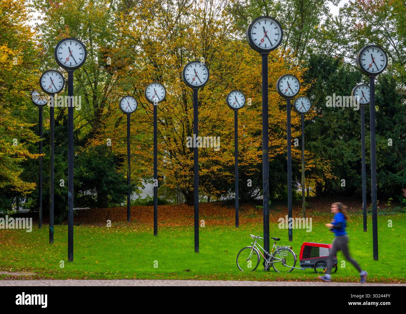 L'installazione artistica Zeitfeld (Time Field) nel Volksgarten Park a Düsseldorf-Oberbilk, per un totale di 24 orologi da stazione su colonne in acciaio alte 6 metri, hav Foto Stock