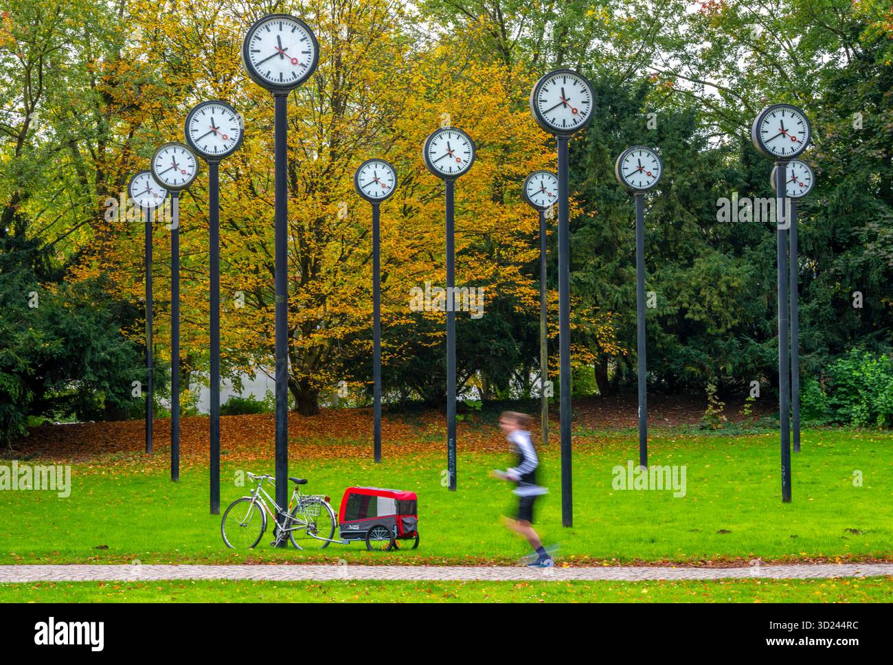 L'installazione artistica Zeitfeld (Time Field) nel Volksgarten Park a Düsseldorf-Oberbilk, per un totale di 24 orologi da stazione su colonne in acciaio alte 6 metri, hav Foto Stock