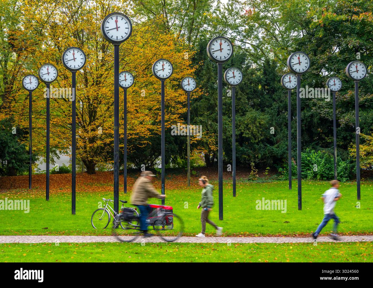 L'installazione artistica Zeitfeld (Time Field) nel Volksgarten Park a Düsseldorf-Oberbilk, per un totale di 24 orologi da stazione su colonne in acciaio alte 6 metri, hav Foto Stock