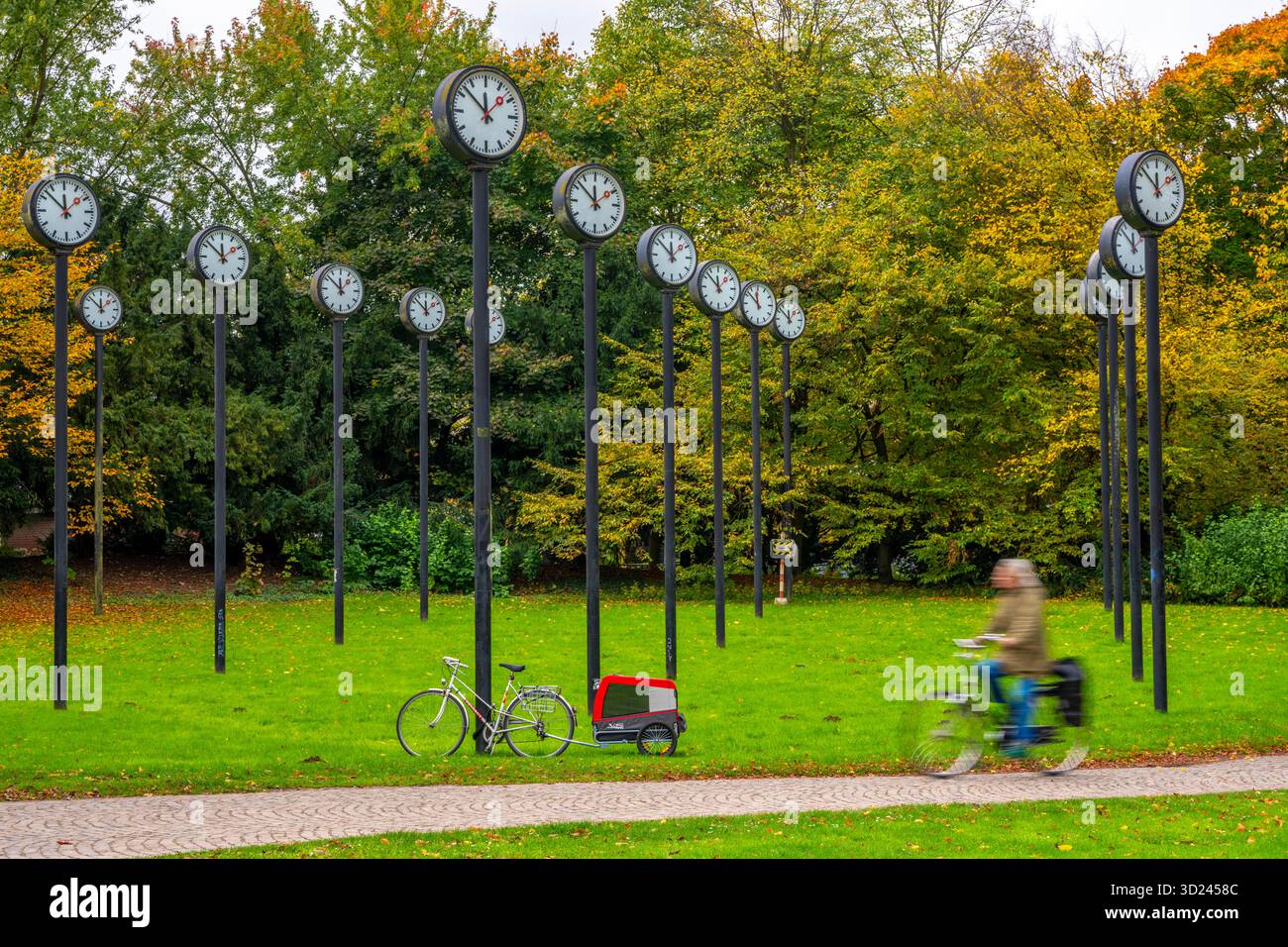 L'installazione artistica Zeitfeld (Time Field) nel Volksgarten Park a Düsseldorf-Oberbilk, per un totale di 24 orologi da stazione su colonne in acciaio alte 6 metri, hav Foto Stock