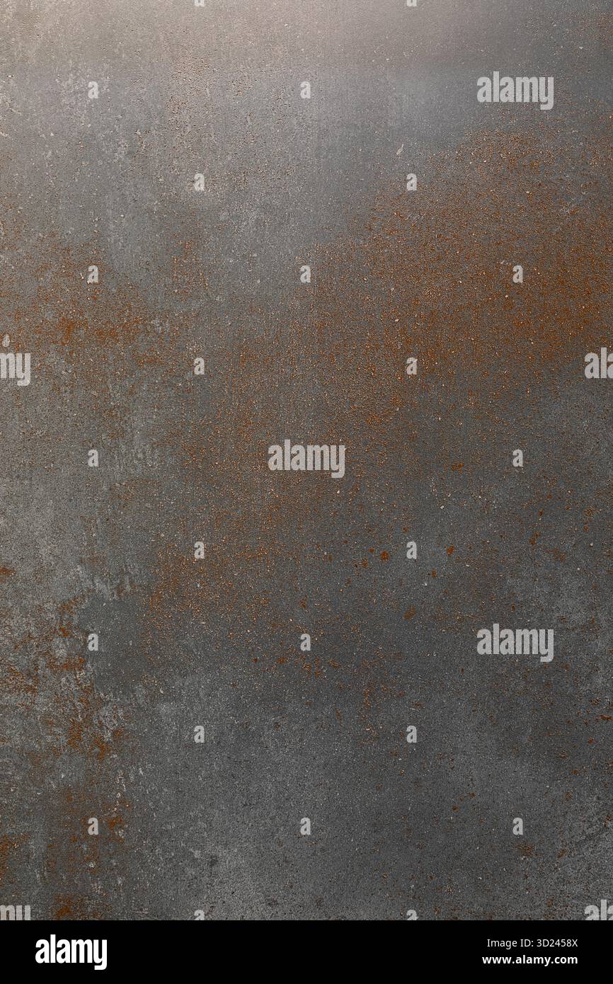 Superficie grigio scuro con texture vintage e dettagli ruggine sotto una luce soffusa in un ambiente da studio Foto Stock