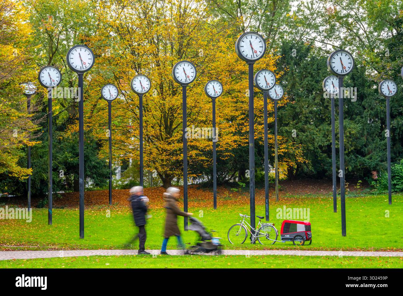 L'installazione artistica Zeitfeld (Time Field) nel Volksgarten Park a Düsseldorf-Oberbilk, per un totale di 24 orologi da stazione su colonne in acciaio alte 6 metri, hav Foto Stock