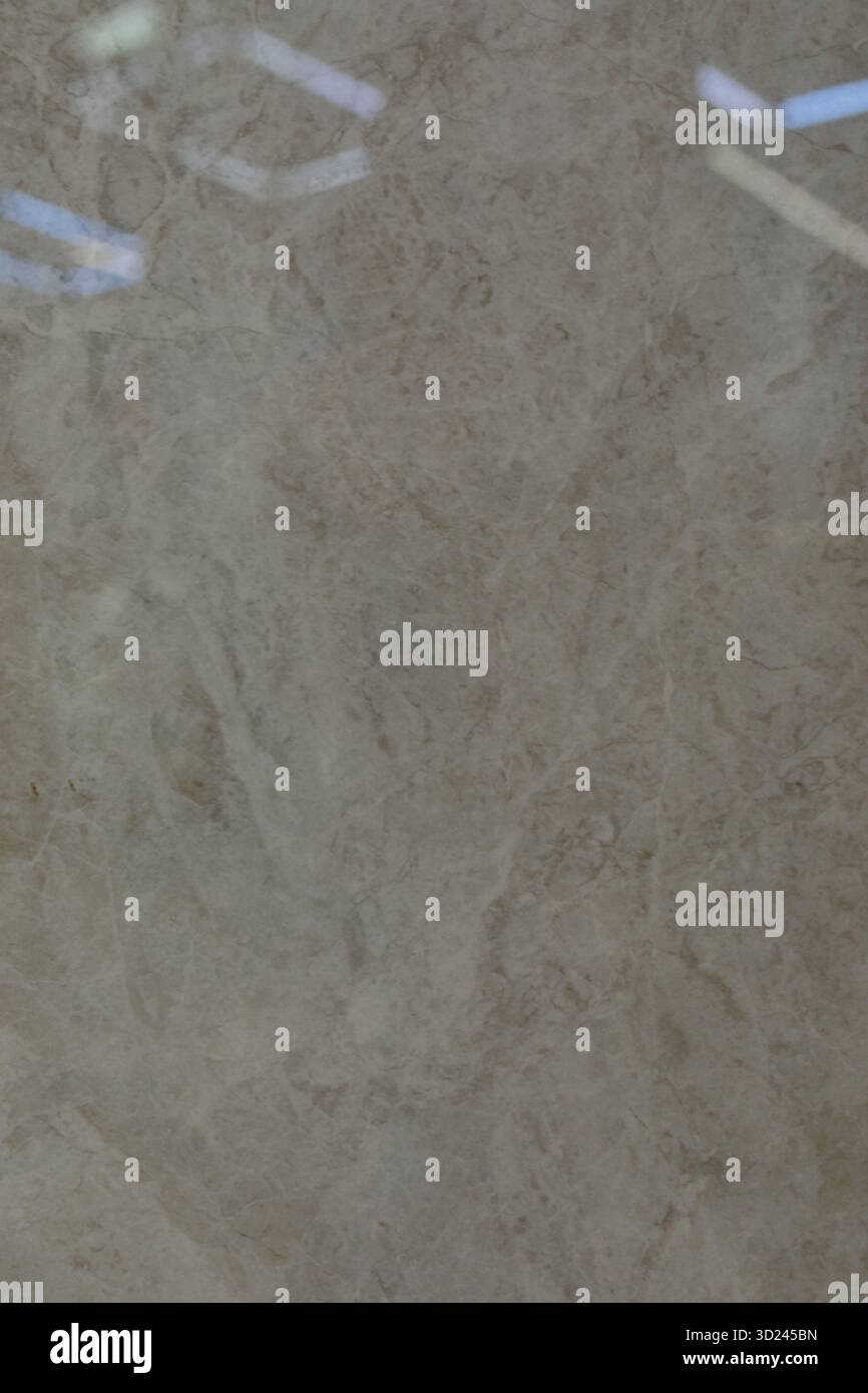 Superficie liscia in marmo grigio con motivi sottili e riflessi di luce in un ambiente moderno Foto Stock