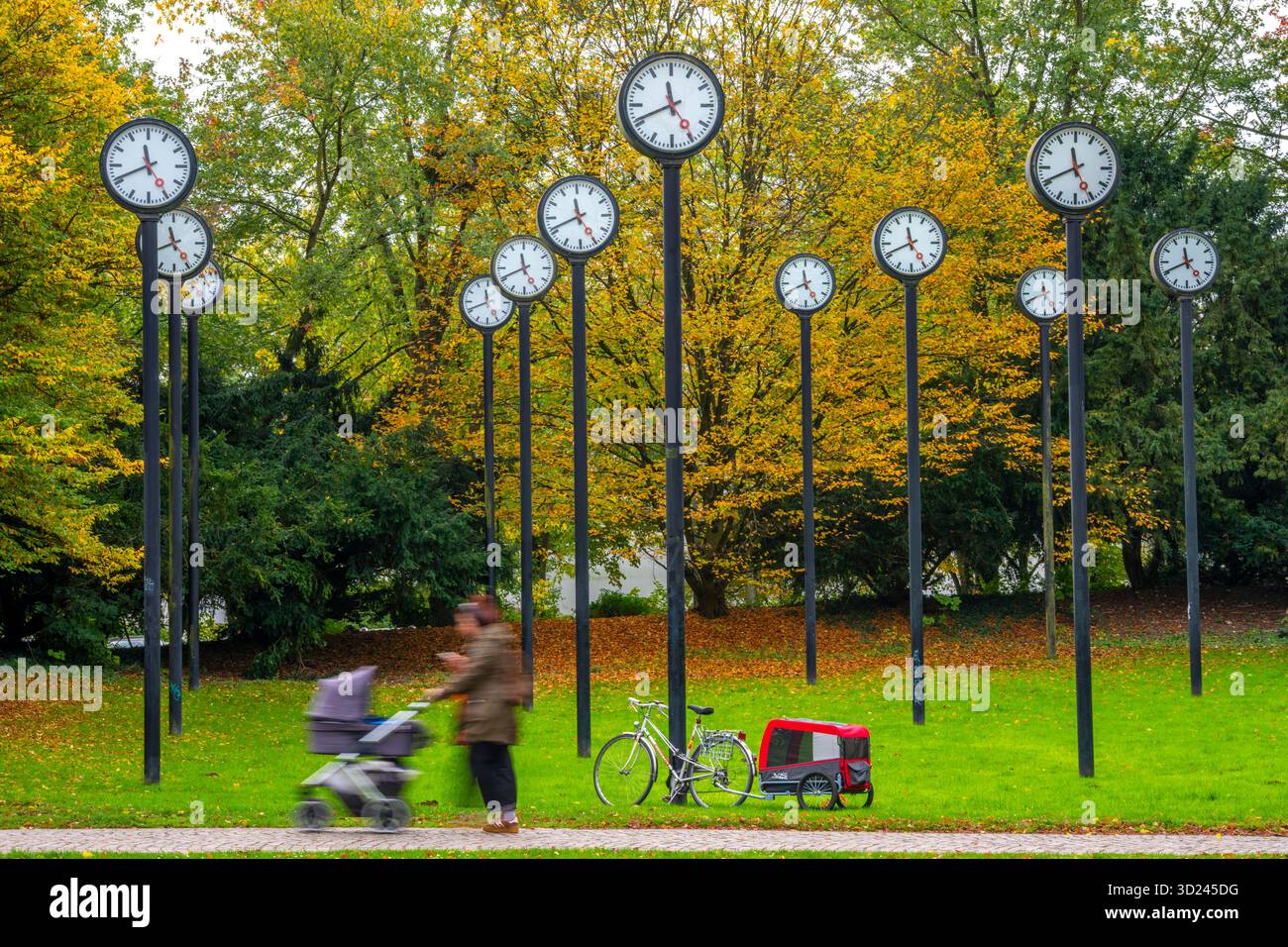 L'installazione artistica Zeitfeld (Time Field) nel Volksgarten Park a Düsseldorf-Oberbilk, per un totale di 24 orologi da stazione su colonne in acciaio alte 6 metri, hav Foto Stock