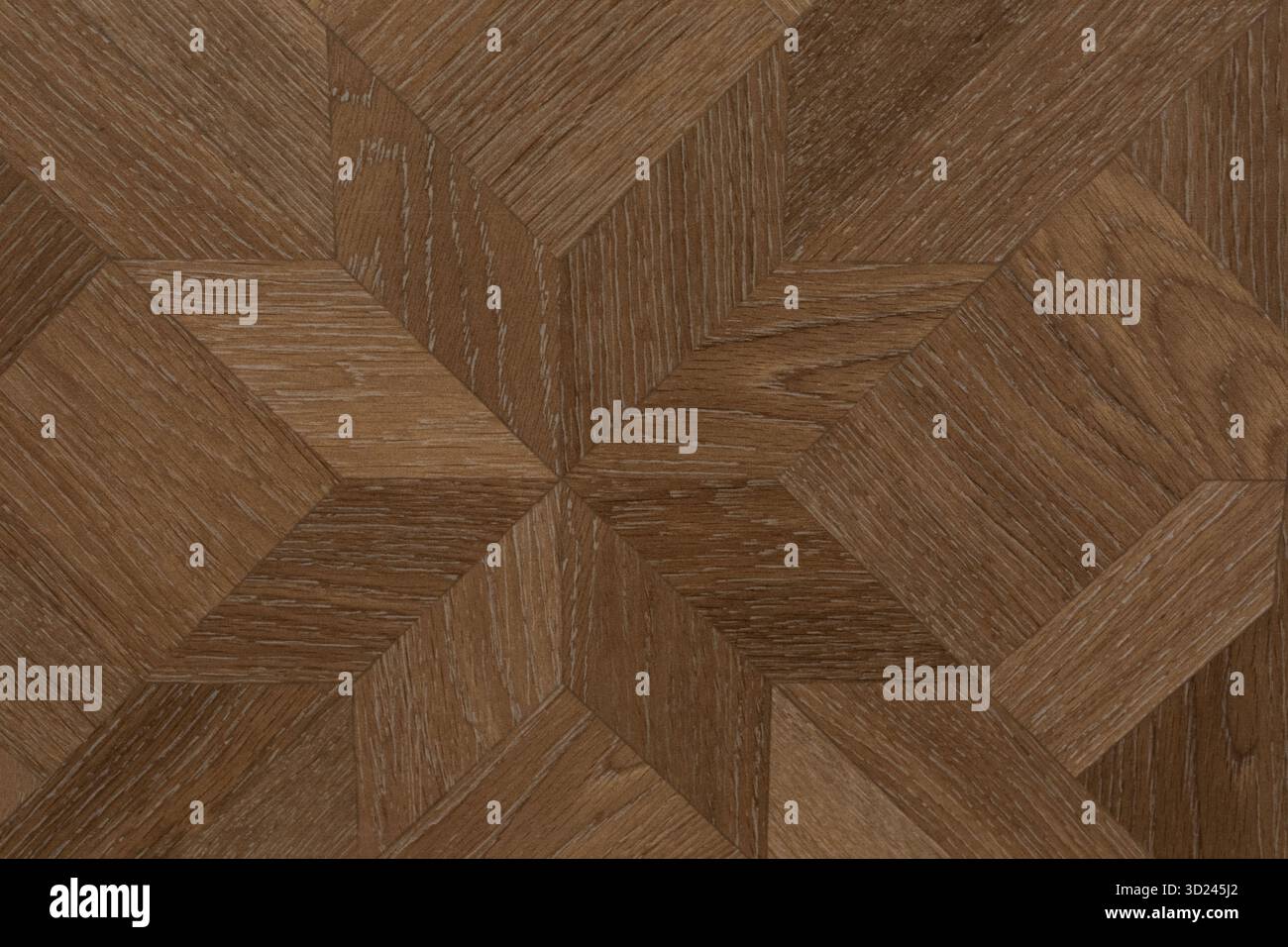 Il pavimento in parquet in legno con motivo geometrico mette in risalto l'artigianalità e lo stile del design della casa Foto Stock
